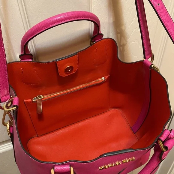 Michael Kors Fuchsia Leather Medium Tote pre-loved. - Picture 6 of 13